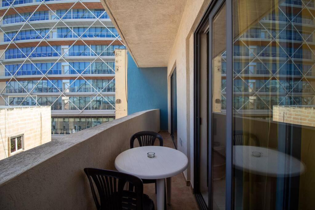 Modern Apt In The Heart Of Maltese Nightlife سانت جوليان المظهر الخارجي الصورة